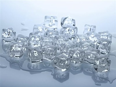 드라이 아이스 대 일반적인 얼음 : 차이점은 무엇입니까?